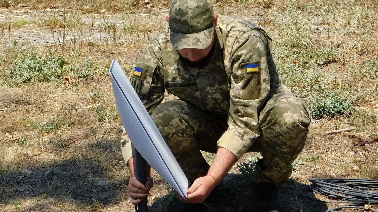 A Ukrainian soldier installing a Starlink terminal in the field (file photo, July 2022)