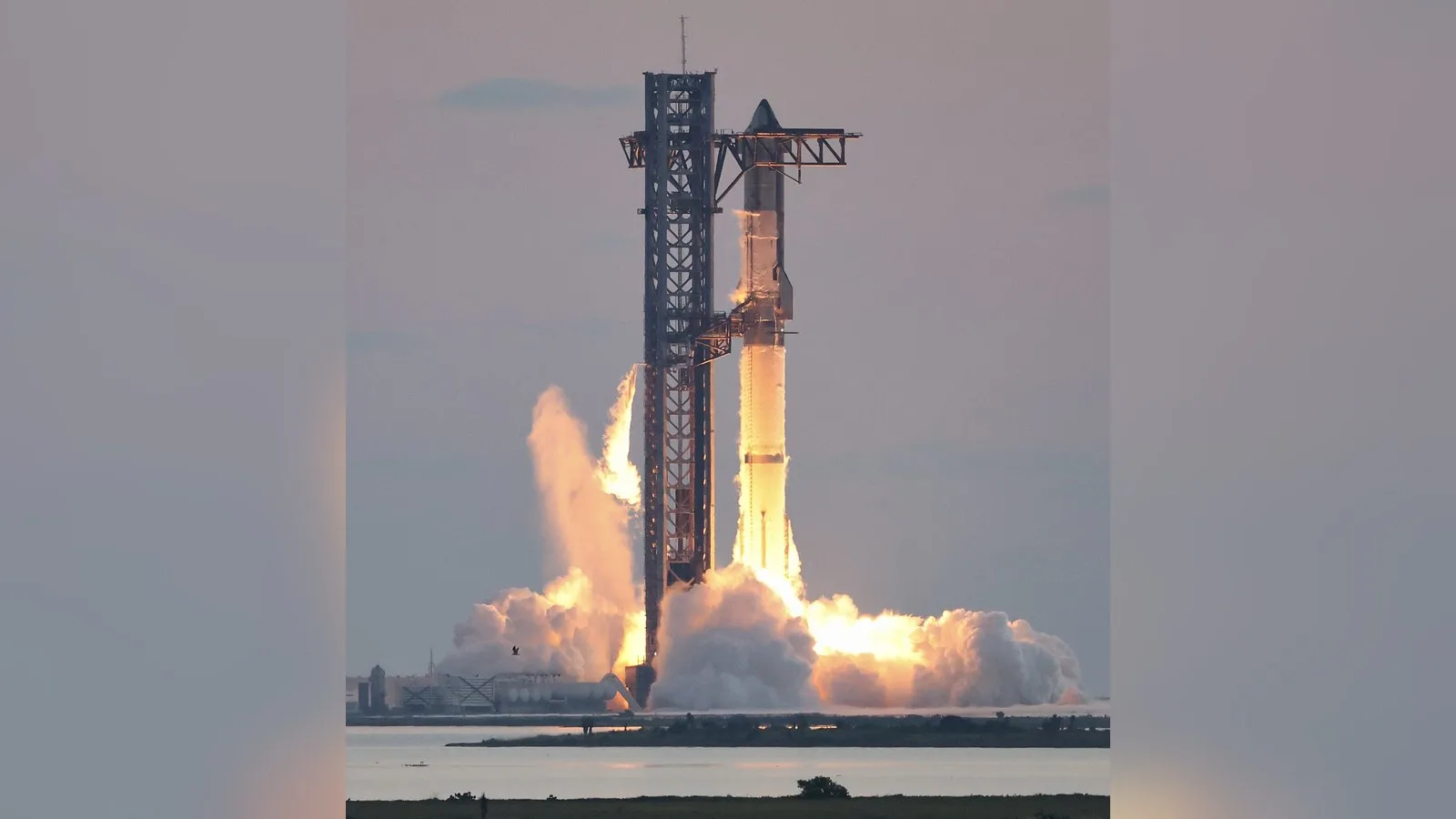 SpaceX Starship lifting off (file photo)